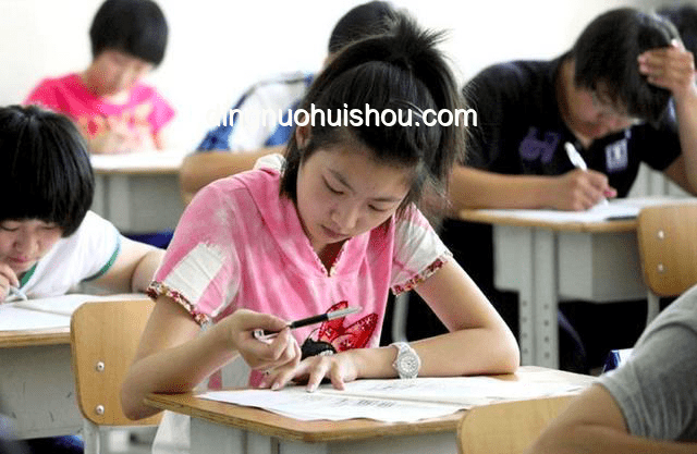 高三班主任的泪滴：送别第一届学生的不舍与成长