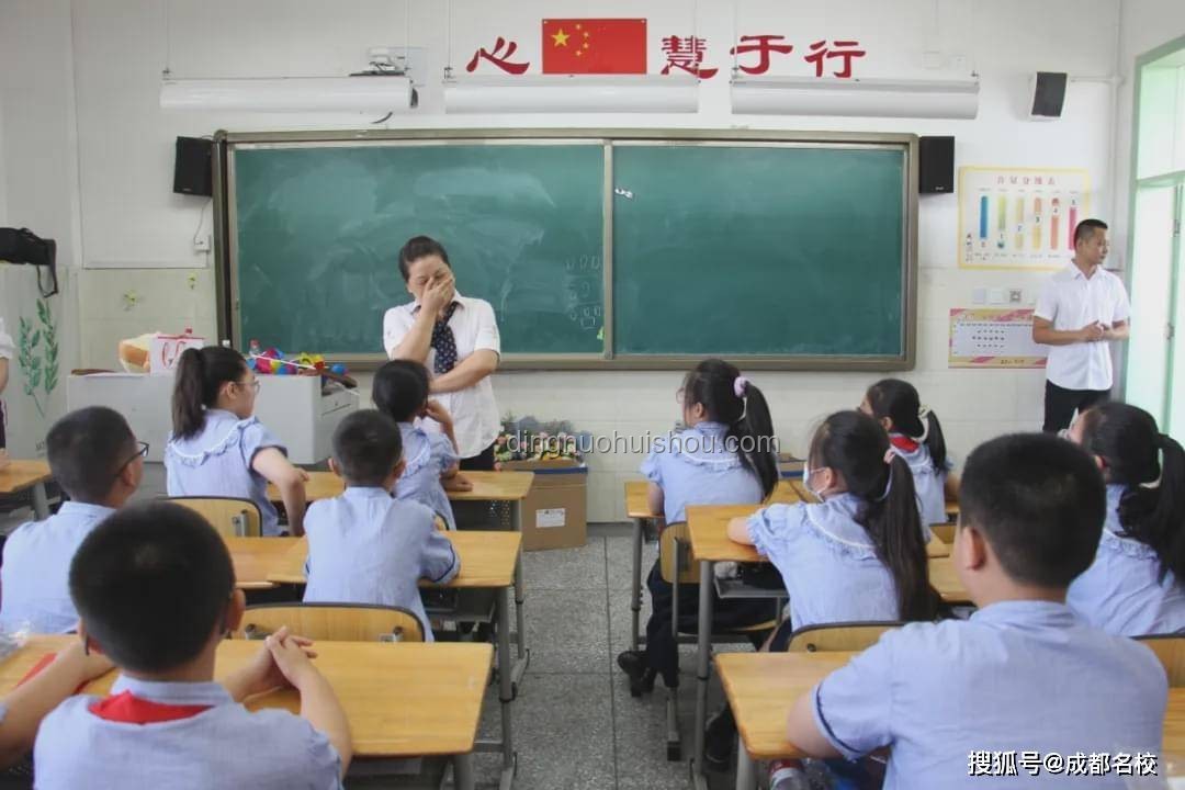 高三班主任的泪滴：送别第一届学生的不舍与成长